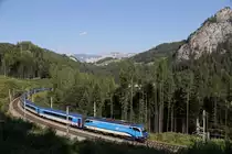 Vor der Rax und der Polleroswand,fährt RJ-71 mit 1216.249 bei Breitenstein.