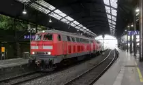 218 812-6 und 218 838-1 beide von DB Schleppen einen kaputten ICE3 von Aachen-Hbf nach Köln-Hbf und fuhren aus Aachen-Hbf in Richtung Aachen-Rothe-Erde,Aachen-Eilendorf,Stolberg-Hbf(Rheinland)Eschweiler-Hbf,Langerwehe,Düren,Merzenich,Buir,Horrem,Kerpen-Köln-Ehrenfeld,Köln-Hbf.
Aufgenommen vom Bahnsteig 6 vom Aachen-Hbf.
Am Nachmittag vom 9.8.2018.