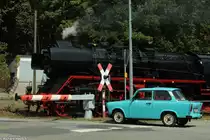 50 3610-8 jagt mit dem  Heizhausexpress  und 110 101-3 als Schublok durch Kemtau um gleich in Burkhardtsdorf mit der Regional Bahn zu kreuzen. Ein Trabant hatte das Bild mit der alten WSSB-Anlage etwas aufgefrischt.