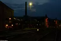 03 2155-4 steht im ehemaligen Bw Karl-Marx-Stadt während 35 1097-1 auf der Drehscheibe gedreht wird um im Lokschuppen abgestellt werden kann. Dieses Bild war möglich durch die Nachtfotoveranstaltung zum 27. Heizhausfest im Sächsichem Eisenbahnmuseum.