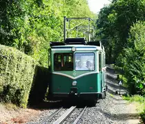 DRACHENFELS-ZAHNRADBAHN IN KÖNIGSWINTER
Immer wieder einen Besuch und vor allem eine Mitfahrt wert-der Triebwagen der
ältesten noch betriebenen Zahnradbahn,einer meterspurigen Bahn,die von der
Altstadt KÖNIGSWINTER bis kurz unterhalb des DRACHENFELS-GIPFELS hinaufführt,
hier am 21.8.2018 auf der Rückfahrt kurz vor Erreichen der Talstation......