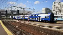 Eine dreiteilige Garnitur Doppelstockwagen wartet nur wenige Sekunden nach ihrer Abfahrt am 03.08.2018 aus dem Nordbahnhof Bukarest.