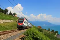 Die wegen Bauarbeiten via Vevey umgeleiteten Züge Fribourg - Genève auf der Lokallinie durch die Rebberge bei Chexbres. Doppelstock-Sechswagenzug 511 020.  2. August 2018  