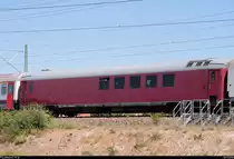 Blick auf einen niederländischen Personenwagen (61 84 09-70 020), der im DPF 1841 von Berlin Hbf nach Frankfurt(Main)Hbf mit Zuglok 186 448-7 Railpool eingereiht ist und in Halle (Saale), Karl-von-Thielen-Straße, auf der Ostumfahrung für den Güterverkehr fährt.
[20.5.2018 | 12:29 Uhr]