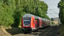 Auch das Leben eines Dostos hat Licht- und Schattenseiten. Nach diesem Motto passiert dieser RE20 Frankfurt - Limburg gerade ein kleines Waldgebiet. Fotografiert vom Bahnsteigsende Wörsdorfs aus am 6.8.2018 um 17:45