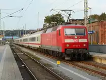 120 134 mit dem IC 2424 Berlin Südkreuz-Binz,am 19.August 2018,in Bergen/Rügen.