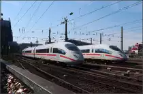 Einer geht / einer kommt -

Zwei ICE 3 am Kölner Hauptbahnhof.

18.04.2018 (M)