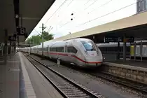 Am 14.08.2018 verlässt ICE 576 nach Hamburg den Hauptbahnhof Mannheim in Richtung Frankfurt.