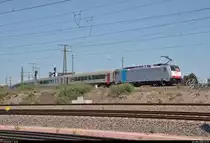 Eigentlich auf einen Classic-Courier-Zug gewartet, kam wieder ein anderer, für mich im Voraus unbekannter Sonderzug etwa zur selben Zeit vorbei:
186 448-7 Railpool als DPF 1841 von Berlin Hbf nach Frankfurt(Main)Hbf fährt in Halle (Saale), Karl-von-Thielen-Straße, auf der Ostumfahrung für den Güterverkehr.
Dieser Zug diente der Beförderung von Fans der Eintracht Frankfurt vom Pokalfinale gegen den FC Bayern München zurück in die Heimat.
(Neubearbeitung)
[20.5.2018 | 12:29 Uhr]