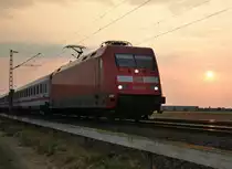 Hier ein Abendbild vom 21.8.2018, der IC 2223 hat in Rheydt seinen Dienst beendet und fährt nun von der 101 033-9 gezogen ins Depot ein, abgelichtet ist der Zug bei Sonnenuntergang in Jüchen Fürther Hecke.