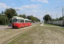 Wien Wiener Linien SL 71 (E2 4318 + c5 1509 (Bombardier-Rotax 1989)) XI, Simmering, Kaiserebersdorf, Simmeringer Hauptstraße / Pantucekgasse / Zentralfriedhof 4. Tor am 31. Juli 2018. - Dieser Kurs begann an der Hauptwerkstätte der Wiener Linien.