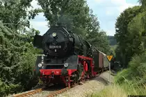 50 3610-8 dampft durch Burkhardtsdorf während 110 101-3 hinten ein bisschen schiebt.