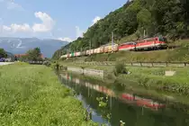 Im Schwarza-Kanal spiegeln sich 1142.643+632 mit GAG-53158 bei Schlöglmühl am 22.8.18