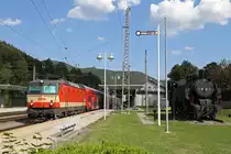 1144.092 begegnet mit ihren REX der 95er bei der Einfahrt in Payerbach/R. 22.8.18