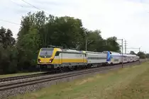 Die Swiss Rail Traffic Rem 487 001  Biene Maya  überführt ein  Schweden-KISS  oder auch  Mälartåg  für die Schwedische Bahngesellschaft Mälab, von Erlen in Richtung Basel, am 13. August 2018 zwischen Erlen und Sulgen.
