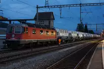 KNIEZUG
Seit Jahren finden während der Tournee die Verschiebungen per Bahn mitten in der Nacht statt.
In der Nacht vom 22. auf den 23. August 2018 brachten die Re 420 322-0 und die Re 620 056-2  TRAVERS  die Kniezüge 69868P sowie 6987P ab dem Bahnhof Ostermundigen via Biel nach Genf La Praille.
Abendstimmung in Ostermundigen.
Foto: Walter Ruetsch