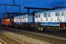 KNIEZUG
Seit Jahren finden während der Tournee die Verschiebungen per Bahn mitten in der Nacht statt.
In der Nacht vom 22. auf den 23. August 2018 brachten die Re 420 322-0 und die Re 620 056-2  TRAVERS  die Kniezüge 69868P sowie 6987P ab dem Bahnhof Ostermundigen via Biel nach Genf La Praille.
Abendstimmung in Ostermundigen.
Foto: Walter Ruetsch