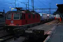 KNIEZUG
Seit Jahren finden während der Tournee die Verschiebungen per Bahn mitten in der Nacht statt.
In der Nacht vom 22. auf den 23. August 2018 brachten die Re 420 322-0 und die Re 620 056-2  TRAVERS  die Kniezüge 69868P sowie 69870P ab dem Bahnhof Ostermundigen via Biel nach Genf La Praille.
Abendstimmung in Ostermundigen.
Foto: Walter Ruetsch