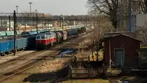 Die kleine Bruchbude im Vordergrund hat es dem Fotografen angetan. Dazu gesellt sich 232 092-7 im Bahnhof Wegliniec. Das ergibt ein zeigbares Bild, so zumindest findet es der Fotograf des Bildes. Aufgenommen am 16. Februar 2018. 