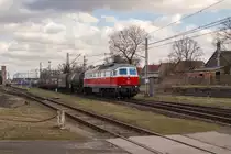 232 092-7 verlässt gerade den Bahnhof Wegliniec gen Deutschland. Aufgenommen am 16. Februar 2018. Dem Fotografen gefällt das Bild, auch ohne Laub an den Bäumen.