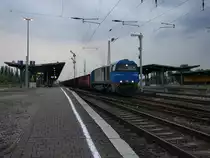 Noch bis Anfang 2019 präsentiert sich der Bahnhof Köthen wie auf diesem Bild, dann wird er komplett modernisiert. Eigentlich schade, wobei der Bahnhof es wirklich nötig hat: Der Fotograf wäre mehrfach fast über lose Pflastersteine gefallen.

Auf dem Bild vom 28.07.2018 durchfährt eine G2000BB mit Eaos den Bahnhof.
