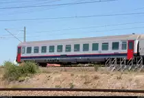 Blick auf einen belgischen Personenwagen der Gattung  Bm  (2. Klasse) (61 88 21-70 645-3) der Nationalen Gesellschaft der Belgischen Eisenbahnen (NGBE), der im DPF 1841 von Berlin Hbf nach Frankfurt(Main)Hbf mit 186 448-7 Railpool eingereiht ist und in Halle (Saale), Karl-von-Thielen-Straße, auf der Ostumfahrung für den Güterverkehr fährt.
[20.5.2018 | 12:29 Uhr]