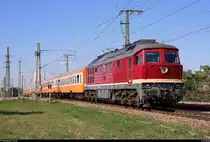 Da ich nun von der Rückfahrt Bescheid wusste, blieb mir mehr Zeit zur Vorbereitung:
232 334-3 (132 334-4) der Erfurter Bahnservice GmbH (EBS) als DPE 20058 von Ostseebad Binz nach Erfurt Hbf überquert die Leipziger Chaussee in Halle (Saale) auf der Ostumfahrung für den Güterverkehr. Grüße zurück!
[21.5.2018 | 17:17 Uhr]