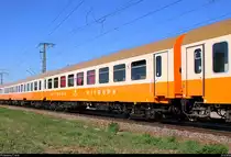 Blick auf einen Mitropa-Speisewagen der Gattung  WRg  (75 80 88-53 029-3 D-EBS) der Erfurter Bahnservice GmbH (EBS), der im DPE 20058 von Ostseebad Binz nach Erfurt Hbf mit Zuglok 232 334-3 (132 334-4) der Erfurter Bahnservice GmbH (EBS) eingereiht ist und die Leipziger Chaussee in Halle (Saale) auf der Ostumfahrung für den Güterverkehr überquert.
[21.5.2018 | 17:17 Uhr]