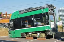 Am 21.08.2018 ereignete sich eine schwere Kollision beim Bahnhof Saint Louis. Dabei entgleiste der Be 6/8 Flexity 5034 und wurde massiv demoliert. Die ersten beiden Teile mussten vom restlichen Fahrzeug getrennt werden und stehen auf einem Parkplatz zum Abtransport bereit. Die Aufnahme stammt vom 22.08.2018.