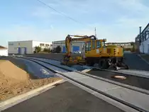 Zweiwegebagger auf dem Zufahrtsgleis zum Stralsunder Frankenhafen am 22.August 2018.