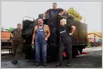 Die Tendercrew ;-). Sie sind für den Umbau der 764-411R von einer Tenderlok auf eine Schlepptenderlok verantwortlich. Von links nach rechts:  Anton (Tono) Galun,  Betriebsleiter Markus (Maxl) Mandl, Bojan Trafela und Vlado Brumec von SZ VIT. Stainz am 21.8.2018. Kurze Zeit später fand die Hochzeit zwischen Lok und Tender statt, wobei mit einem guten Laško angestoßen wurde. 