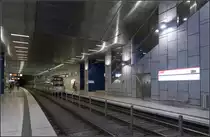 Blau als Hintergrundfarbe -

Die Wände im Bereich der beidseitigen Treppenzugänge in der Station Schadowstraße sind blau gehalten, ein Erkennungsmerkmal dieses U-Bahnhofes.

Düsseldorf, Wehrhahnlinie, 14.08.2018 (M)