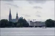 Erkennbar in Hamburg -

ICE 1 auf der Lombardsbrücke zwischen der Außen- und der Innenalster. Vor der Elbphilharmonie im Hintergrund links der Turm von St. Nikolaus, daneben der Rathausturm.

17.08.2018 (J)