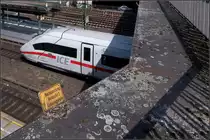 Unter organischem Graffiti -

... verlässt ein ICE 4 den Hamburger Hauptbahnhof.

16.08.2018 (M)