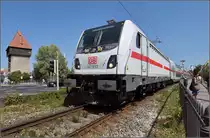 Eine Schwalbe macht noch keinen Sommer, aber 147 557 zeigt sich schon zum zweiten Mal in Konstanz mit dem schweizgängigen Dostopark. Hier beim Rheintorturm, August 2018.