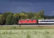 Die SBB Re 4/4 II Nr. 11115 bespannte am 14. August 2018 den IR 37 St. Gallen - Basel SBB und ist in hier kurz nach Bassersdorf unterwegs.
