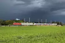 Die SBB Re 4/4 II Nr. 11152 bespannte am 14. August 2018 einen FLIRT UK BMU Class 755 für Greater Anglia, und ist kurz nach Bassersdorf unterwegs.
