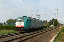 Während im Hintergrund Marschmusik vom Schützenumzug die Luft schwängert, donnert die Cobra 2843  e-drivers  aus Grevenbroich kommend bei Gubberath in Richtung Rheydt am Dienstagabend den 21.8.2018 