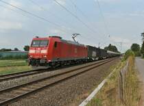 185 052-8 mit dem  Klüttenshuttle  aus Rommerskirchen kommend in Gubberath abgelichte am Abend des 21.August 2018 als sie gen Rheydt fährt. ( Klütten ist der rheinische Ausdruck für Braunkohlenbriketts )