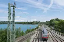 Eine Besonderheit oder normal / üblich? Ein Quertragwerk mit drei Gewichten an den Tragseilen am Beginn des Bodenseedammes in Lindau. Am 11.08.2018 ist RB 22712, Lindau - Friedrichshafen Hafen, kurz nach dem Start unter den herabhängenden Gewichten durchgefahren.