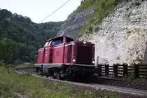Die altrote 212 309 der UTL erklimmt am 21. August 2018 die Geislinger Steige.