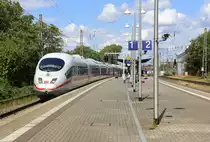 Der ICE3 aus Frankfurt am Main nach Brüssel-Süd(B) und kommt aus Richtung Köln und fährt durch Aachen-Rothe-Erde und fährt gleich in den Aachener-Hbf ein.
Aufgenommen vom Bahnsteig 1 in Aachen-Rothe-Erde. 
Bei Sommerwetter am Nachmittag vom 10.8.2018.