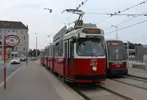 Wien Wiener Linien SL D (E2 4017 (SGP 1978) + c5 1426 /Bombardier-Rotax 1978)) III, Landstraße / X, Favoriten, Arsenalstraße (Hst. Quartier Belvedere) am 1. August 2018.