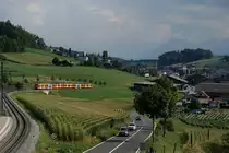 MANDARINLI
heissen die  ältesten Triebfahrzeuge vom
Regionalverkehr Bern Solothurn RBS.
In Betrieb genommen wurden sie von SZB und VBW in den Jahren   1974, 1977 und 1978 als Be 4/8 41 – 61.
Im Jahre 2006 wurden  16 Einheiten mit Niederflurzwischenwagen ausgerüstet.  Dadurch entstand die Typenbezeichnung  Be 4/12.
Durch die Inbetriebnahme der neuen Worbla-Züge werden bis 2020 sämtliche Mandarinli aus dem Worblental verschwunden sein.
Auf „MANDARINLI-JAGT“  im Worblental unterwegs mit dem grossen Freund der japanischen Eisenbahnen und  Bahnbild-Fotograf Peter Ackermann.
Impressionen vom 22. August 2018. Entstanden sind die Aufnahmen in  der ländlichen Gegend Boll -Vechigen .
Foto: Walter Ruetsch
