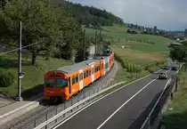 MANDARINLI
heissen die  ältesten Triebfahrzeuge vom
Regionalverkehr Bern Solothurn RBS.
In Betrieb genommen wurden sie von SZB und VBW in den Jahren   1974, 1977 und 1978 als Be 4/8 41 – 61.
Im Jahre 2006 wurden  16 Einheiten mit Niederflurzwischenwagen ausgerüstet.  Dadurch entstand die Typenbezeichnung  Be 4/12.
Durch die Inbetriebnahme der neuen Worbla-Züge werden bis 2020 sämtliche Mandarinli aus dem Worblental verschwunden sein.
Auf „MANDARINLI-JAGT“  im Worblental unterwegs mit dem grossen Freund der japanischen Eisenbahnen und  Bahnbild-Fotograf Peter Ackermann.
Impressionen vom 22. August 2018. Entstanden sind die Aufnahmen in  der ländlichen Gegend Boll -Vechigen .
Foto: Walter Ruetsch
