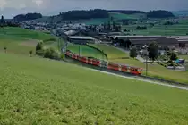 MANDARINLI
heissen die  ältesten Triebfahrzeuge vom
Regionalverkehr Bern Solothurn RBS.
In Betrieb genommen wurden sie von SZB und VBW in den Jahren   1974, 1977 und 1978 als Be 4/8 41 – 61.
Im Jahre 2006 wurden  16 Einheiten mit Niederflurzwischenwagen ausgerüstet.  Dadurch entstand die Typenbezeichnung  Be 4/12.
Durch die Inbetriebnahme der neuen Worbla-Züge werden bis 2020 sämtliche Mandarinli aus dem Worblental verschwunden sein.
Auf „MANDARINLI-JAGT“  im Worblental unterwegs mit dem grossen Freund der japanischen Eisenbahnen und  Bahnbild-Fotograf Peter Ackermann.
Impressionen vom 22. August 2018. Entstanden sind die Aufnahmen in  der ländlichen Gegend Boll -Vechigen .
Foto: Walter Ruetsch
