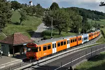 MANDARINLI
heissen die  ältesten Triebfahrzeuge vom
Regionalverkehr Bern Solothurn RBS.
In Betrieb genommen wurden sie von SZB und VBW in den Jahren   1974, 1977 und 1978 als Be 4/8 41 – 61.
Im Jahre 2006 wurden  16 Einheiten mit Niederflurzwischenwagen ausgerüstet.  Dadurch entstand die Typenbezeichnung  Be 4/12.
Durch die Inbetriebnahme der neuen Worbla-Züge werden bis 2020 sämtliche Mandarinli aus dem Worblental verschwunden sein.
Auf „MANDARINLI-JAGT“  im Worblental unterwegs mit dem grossen Freund der japanischen Eisenbahnen und  Bahnbild-Fotograf Peter Ackermann.
Impressionen vom 22. August 2018. Entstanden sind die Aufnahmen in  der ländlichen Gegend Boll -Vechigen .
Foto: Walter Ruetsch
