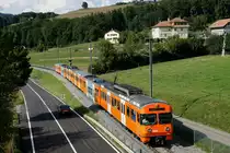 MANDARINLI
heissen die  ältesten Triebfahrzeuge vom
Regionalverkehr Bern Solothurn RBS.
In Betrieb genommen wurden sie von SZB und VBW in den Jahren   1974, 1977 und 1978 als Be 4/8 41 – 61.
Im Jahre 2006 wurden  16 Einheiten mit Niederflurzwischenwagen ausgerüstet.  Dadurch entstand die Typenbezeichnung  Be 4/12.
Durch die Inbetriebnahme der neuen Worbla-Züge werden bis 2020 sämtliche Mandarinli aus dem Worblental verschwunden sein.
Auf „MANDARINLI-JAGT“  im Worblental unterwegs mit dem grossen Freund der japanischen Eisenbahnen und  Bahnbild-Fotograf Peter Ackermann.
Impressionen vom 22. August 2018. Entstanden sind die Aufnahmen in  der ländlichen Gegend Boll -Vechigen .
Foto: Walter Ruetsch

