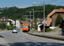 MANDARINLI
heissen die  ältesten Triebfahrzeuge vom
Regionalverkehr Bern Solothurn RBS.
In Betrieb genommen wurden sie von SZB und VBW in den Jahren   1974, 1977 und 1978 als Be 4/8 41 – 61.
Im Jahre 2006 wurden  16 Einheiten mit Niederflurzwischenwagen ausgerüstet.  Dadurch entstand die Typenbezeichnung  Be 4/12.
Durch die Inbetriebnahme der neuen Worbla-Züge werden bis 2020 sämtliche Mandarinli aus dem Worblental verschwunden sein.
Auf „MANDARINLI-JAGT“  im Worblental unterwegs mit dem grossen Freund der japanischen Eisenbahnen und  Bahnbild-Fotograf Peter Ackermann.
Impressionen vom 22. August 2018. Entstanden sind die Aufnahmen in  der ländlichen Gegend Boll -Vechigen .
Foto: Walter Ruetsch
