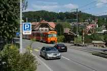 MANDARINLI
heissen die  ältesten Triebfahrzeuge vom
Regionalverkehr Bern Solothurn RBS.
In Betrieb genommen wurden sie von SZB und VBW in den Jahren   1974, 1977 und 1978 als Be 4/8 41 – 61.
Im Jahre 2006 wurden  16 Einheiten mit Niederflurzwischenwagen ausgerüstet.  Dadurch entstand die Typenbezeichnung  Be 4/12.
Durch die Inbetriebnahme der neuen Worbla-Züge werden bis 2020 sämtliche Mandarinli aus dem Worblental verschwunden sein.
Auf „MANDARINLI-JAGT“  im Worblental unterwegs mit dem grossen Freund der japanischen Eisenbahnen und  Bahnbild-Fotograf Peter Ackermann.
Impressionen vom 22. August 2018. Entstanden sind die Aufnahmen in  der ländlichen Gegend Boll -Vechigen .
Foto: Walter Ruetsch
